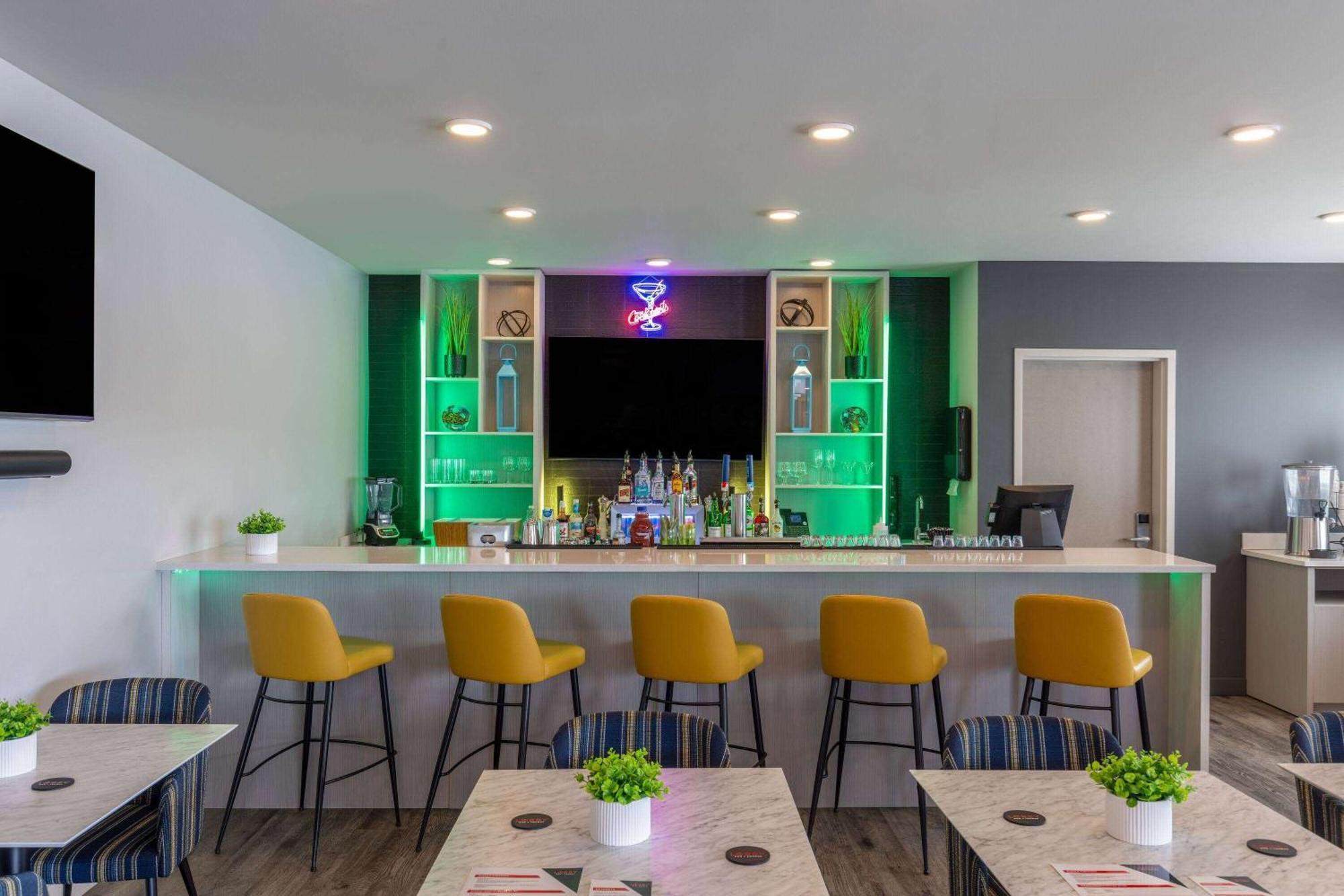 Microtel Inn & Suites Dorval Qc מראה חיצוני תמונה